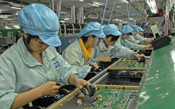 电子厂工人在手工整列小零件